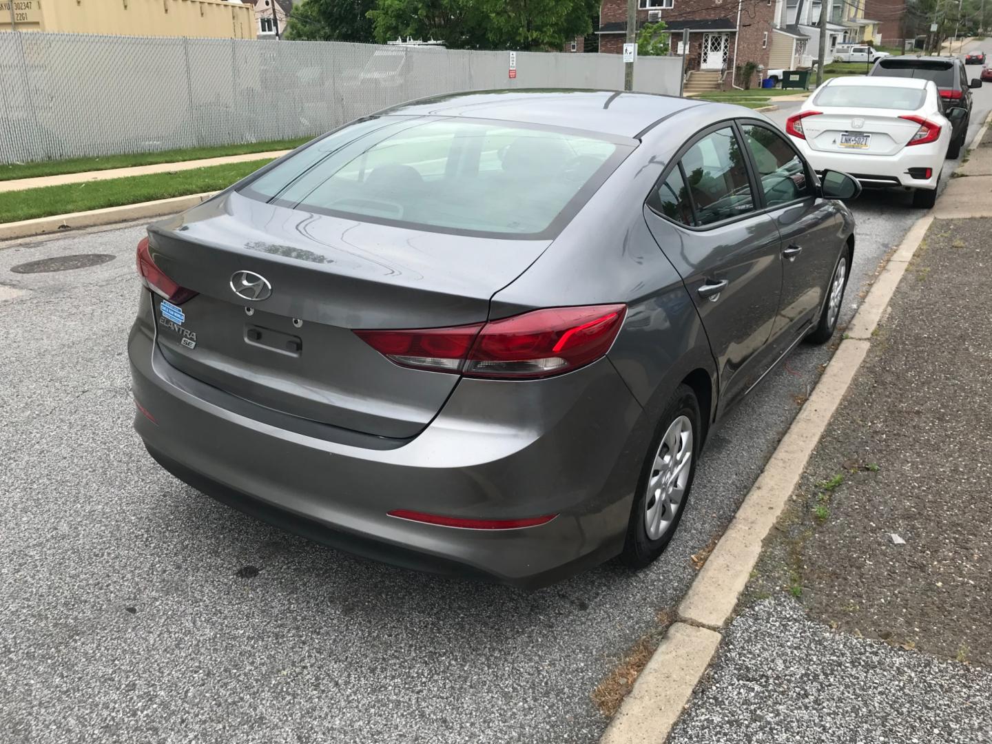 2018 Silver /Gray Hyundai Elantra SE (5NPD74LF3JH) with an 2.0 V4 engine, Automatic transmission, located at 577 Chester Pike, Prospect Park, PA, 19076, (610) 237-1015, 39.886154, -75.302338 - Photo#4